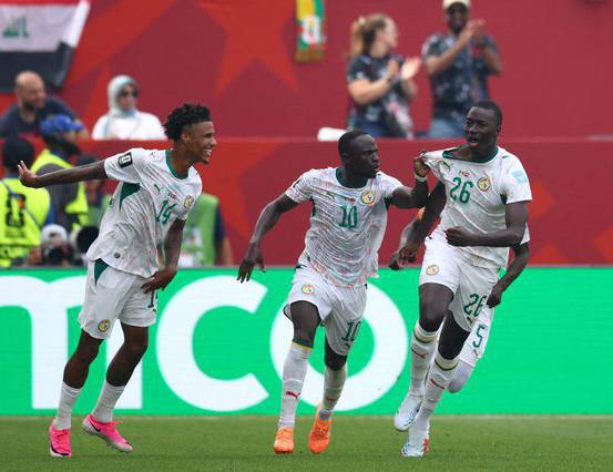 Senegal goleia Iraque e mantém chances na Copa