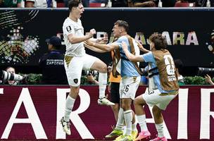 Tchequia abre o placar contra a Coreia do Sul com gol de 'latereio' (Foto: Ulises RUIZ / AFP)