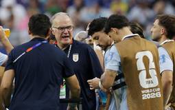 Valverde e líderes do Uruguai cobram mudanças de Bielsa na Copa