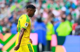 Themba Zwane, da Africa do Sul, deixa o campo apos receber cartao vermelho do arbitro Wilton Sampaio, apos revisao do VAR -11/06/2026 (Foto: REUTERS/Eloisa Sanchez)