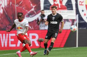 Yan Diomande, do RB Leipzig, e o principal alvo do Liverpool para substituir Salah (Foto: Odd ANDERSEN / AFP)