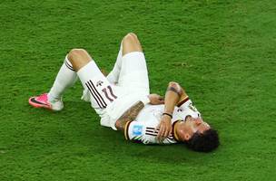 Yeremy Pino lesiona a clavicula em jogo entre Espanha e Uruguai. (Foto: REUTERS/Raquel Cunha)