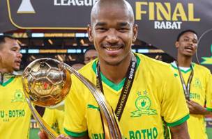 Adams havia ajudado a selecao sul-africana a alcancar, pela primeira vez, a fase eliminatoria de uma Copa do Mundo. (Foto: Instagram/Reproducao)