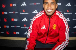 Andrey Santos troca o Chelsea pelo Manchester United (Foto: Divulgacao / Manchester United)