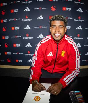 Manchester United anuncia contratação de Andrey Santos