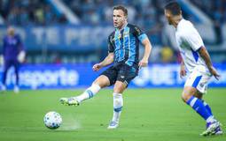 Arthur segue como prioridade do Corinthians no mercado da bola