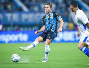 Arthur segue como prioridade do Corinthians no mercado da bola