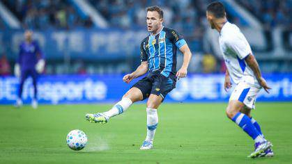 Arthur segue como prioridade do Corinthians no mercado da bola