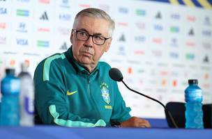 Carlo Ancelotti em entrevista coletiva da selecao brasileira nos EUA (Foto: Jack Gorman / Getty Images via AFP)