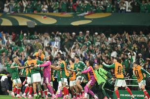 Comemoracao da selecao mexicana no jogo contra o Equador (Foto: Yuri Cortez / AFP)
