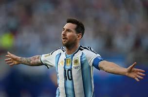 Copa do Mundo: Mbappe, artilheiro com dez gols, e Messi, autor de oito, formam o ataque ao lado de Erling Haaland. (Foto: Roberto SCHMIDT / AFP)