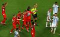 Embolo e expulso depois de revisao no VAR que identificou simulacao do atacante da Suica contra a Argentina. (Foto: Albert Gea/Reuters