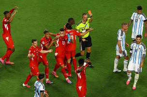 Embolo e expulso depois de revisao no VAR que identificou simulacao do atacante da Suica contra a Argentina. (Foto: Albert Gea/Reuters)