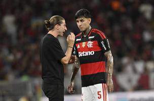 Filipe Luis conversa com Pulgar em Flamengo x Inter. (Foto: Andre Durao / ge)