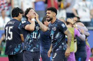 Gustavo Gomez e Mauricio comemoram classificacao do Paraguai. (Foto: REUTERS)