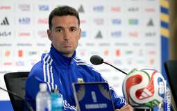Scaloni nega favorecimento e defende arbitragem na Copa