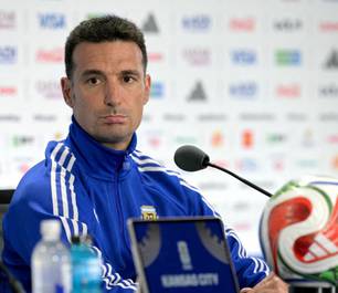 Scaloni nega favorecimento e defende arbitragem na Copa