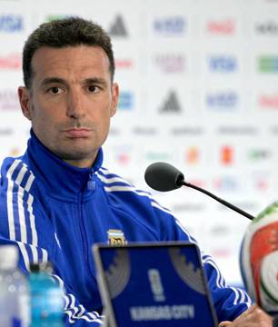 Scaloni nega favorecimento e defende arbitragem na Copa