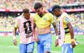 Lucas Paqueta e amparado por Neymar ao deixar o gramado com dores, na partida contra o Japao (Foto: Vanessa Carvalho / Parceiro / Agencia O Dia