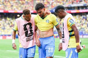 Lucas Paqueta e amparado por Neymar ao deixar o gramado com dores, na partida contra o Japao (Foto: Vanessa Carvalho / Parceiro / Agencia O Dia)