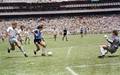 Maradona no lance que ficou conhecido como 'O Gol do Seculo' (Foto: Reproducao / AFP