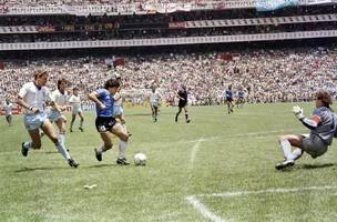 Maradona no lance que ficou conhecido como 'O Gol do Seculo' (Foto: Reproducao / AFP)
