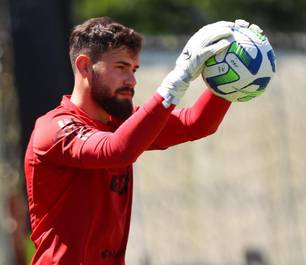 Internacional negocia goleiro ex-Flamengo