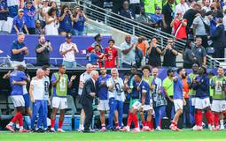 Mbappé homenageia Deschamps após vitória da França