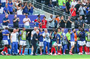 Mbappe comemora o gol com o tecnico Didier Deschamps (Foto: William Volcov/Parceiro/Agencia O Dia)