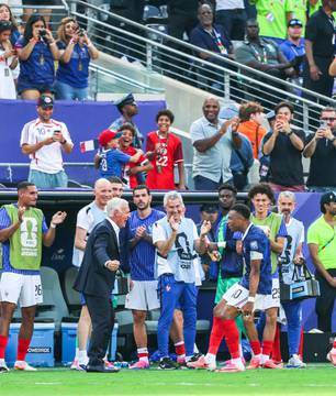 Mbappé homenageia Deschamps após vitória da França