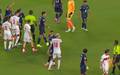 Momento em que Almiron, do Paraguai, tampa a boca para falar com Muldur, da Turquia (Foto: Reproducao / CazeTV