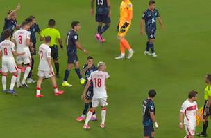 Momento em que Almiron, do Paraguai, tampa a boca para falar com Muldur, da Turquia (Foto: Reproducao / CazeTV)