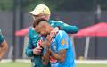 Neymar abraca Carlo Ancelotti na apresentacao a Selecao na Granja Comary. (Foto: Sebastiao Moreira/EFE
