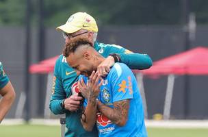 Neymar abraca Carlo Ancelotti na apresentacao a Selecao na Granja Comary. (Foto: Sebastiao Moreira/EFE)