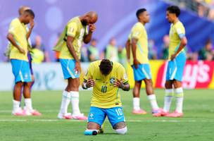 Neymar reza apos a eliminacao do Brasil na Copa do Mundo 2026. (Foto: REUTERS/Mike Segar)