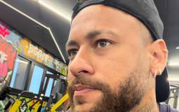 Neymar rebate críticas por jogar pôquer durante folga