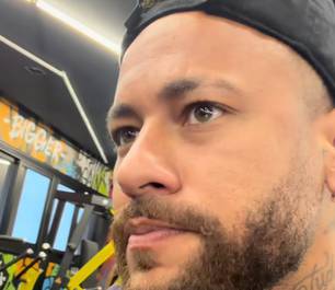 Neymar rebate críticas por jogar pôquer durante folga