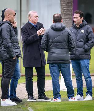 Corinthians corre para acertar pagamentos enquanto prepara equipe de Diniz