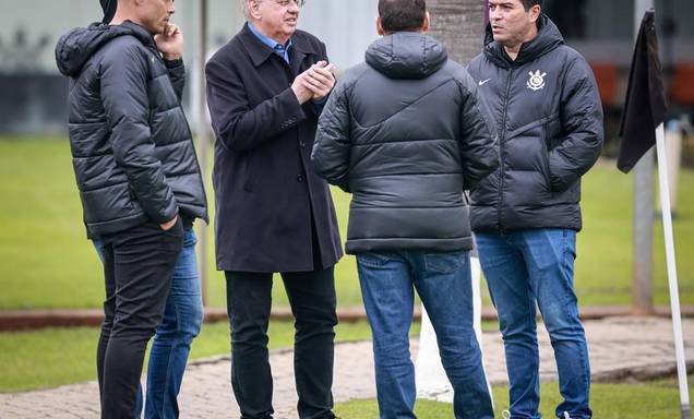 Corinthians corre para acertar pagamentos enquanto prepara equipe de Diniz