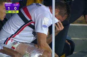 Rafael Toloi sente lesao no primeiro tempo do jogo entre Sao Paulo e Athletico. (Foto: Reproducao)