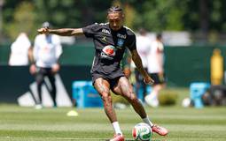 Raphinha pode voltar à seleção apenas na semifinal