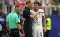 Thomas Tuchel, tecnico da Inglaterra, da instrucoes a John Stones na beira do campo (Foto: Richard Pelham / AFP