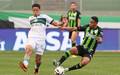 Wallisson e Yago Souza em lance de America-MG x Coritiba. (Foto: Gilson Lobo/AGIF