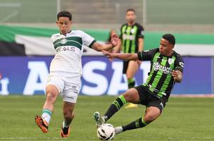 Wallisson e Yago Souza em lance de America-MG x Coritiba. (Foto: Gilson Lobo/AGIF)